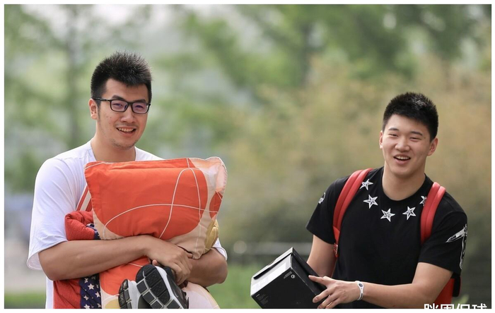 凤凰棋牌 -关于清晨深圳男篮调整名单以备意大利杯，更衣室发声环节打磨，更衣室稳定，临场指挥获称赞的信息