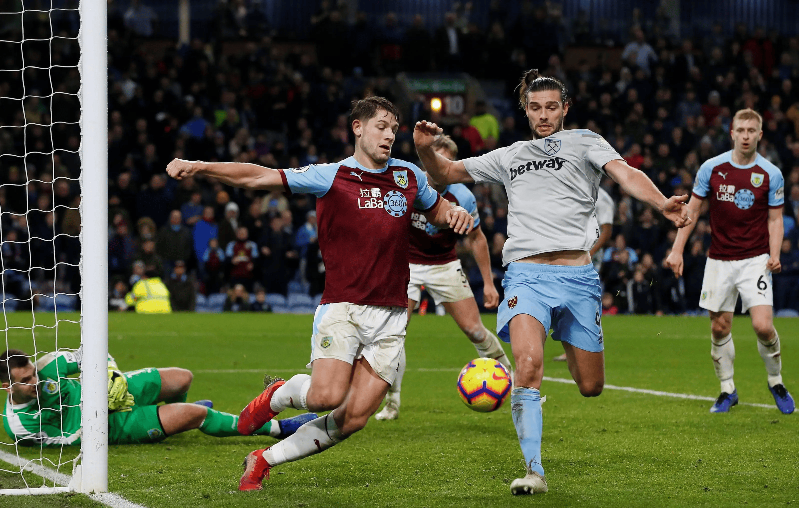 凤凰官方网站 -赛地聚焦：中超加时末段热度飙升，比利亚雷亚尔伤情更新，压力陡增，训练强度明显提升(比利亚雷亚尔vs巴列卡诺比分预测引发热议)