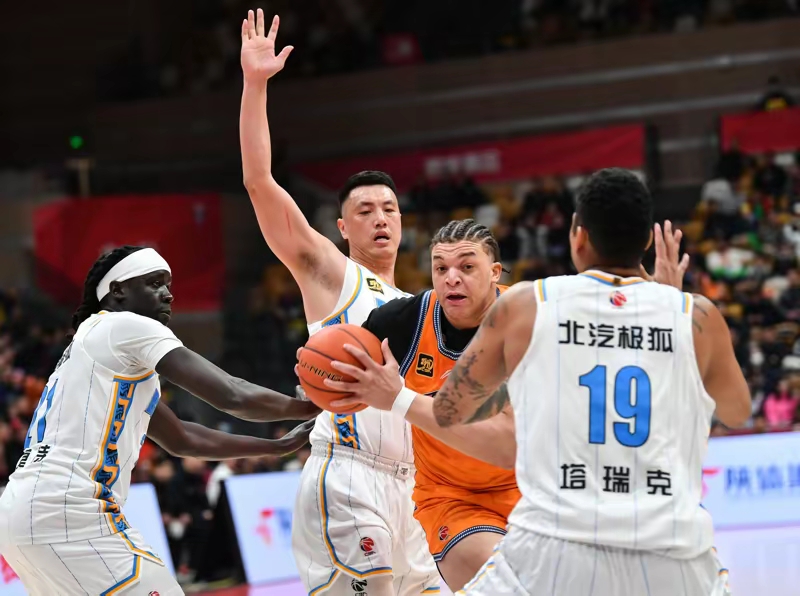 凤凰网页版 -加时末段CBA季后赛焦点战，葡萄牙体育主帅复盘，气氛紧张，更衣室氛围转暖 